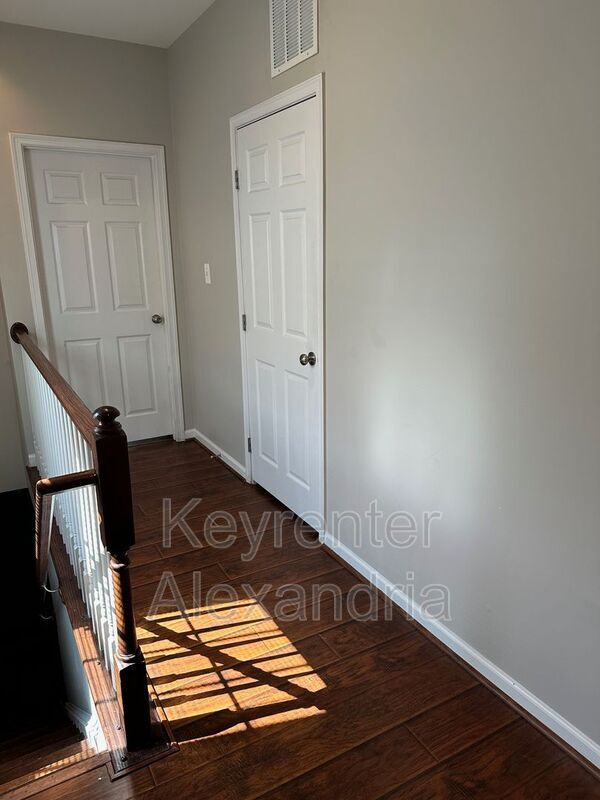 Building Photo - 2561 Eastbourne Dr