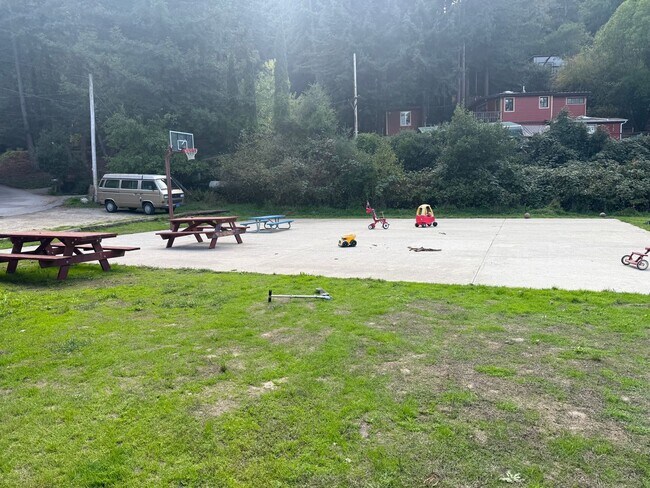 Building Photo - 729 Willow Wy