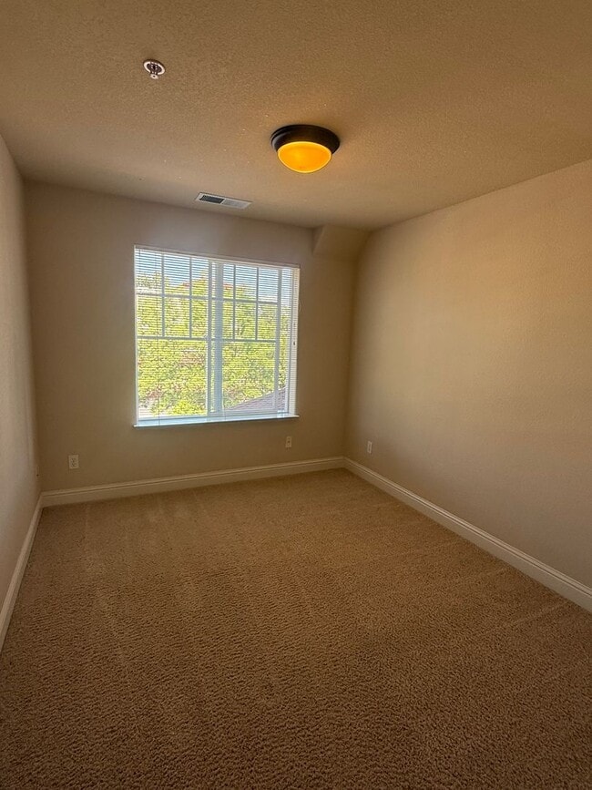 Building Photo - Spacious 3 - Bedroom / 2.5 Bath Condo in Desirable Town Green Village
