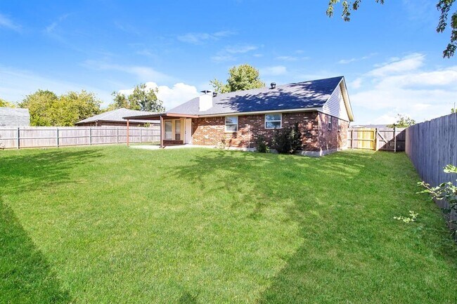 Building Photo - 1004 Cambridge Dr