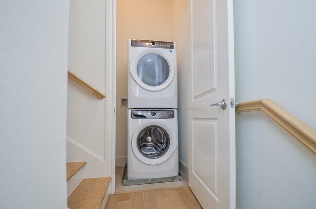 Building Photo - 6125 Cottage Grove Lake Dr