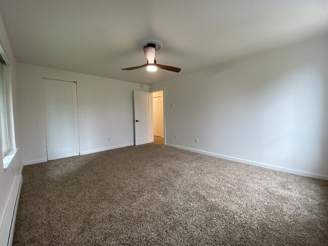 Building Photo - Spacious 3-Bedroom Remodeled Townhome in F...