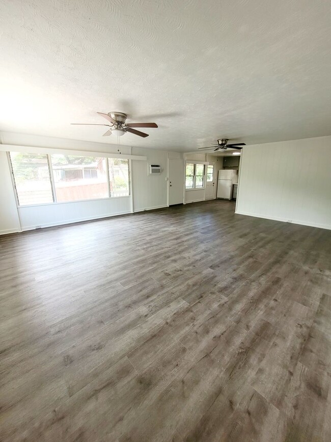 Building Photo - AVAILABLE NOW | 3 BED, 2 BATH HOME | Location: North Shore | Drive Up Parking Spaces, & Large Enc...