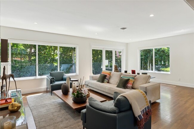 Building Photo - 408 Como Ave