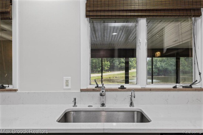 Building Photo - 3988 Lakeland Ln