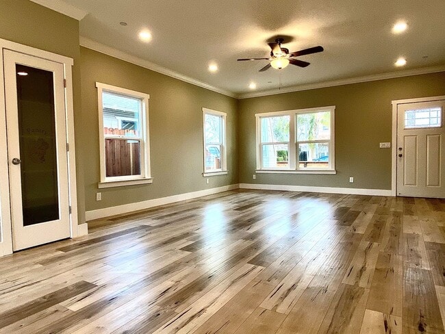 Building Photo - First Month Rent: FREE (with approved lease terms)