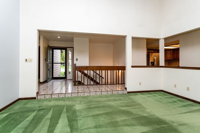Building Photo - Charming home with Golf Course Views!!!