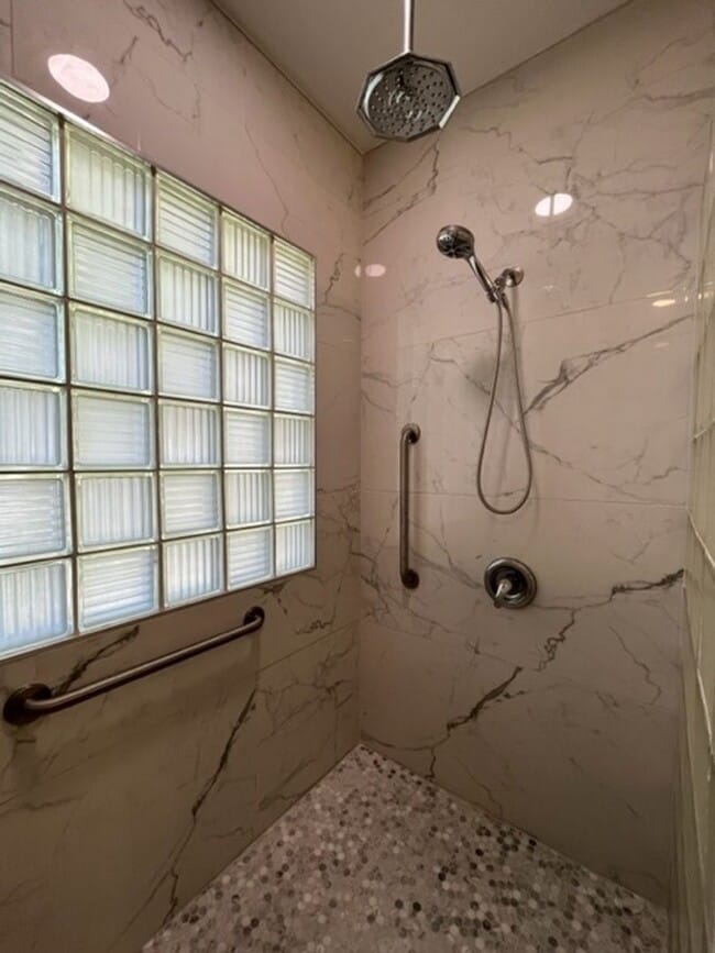 Building Photo - Gorgeous, updated 4 bedroom 2 bathroom hom...