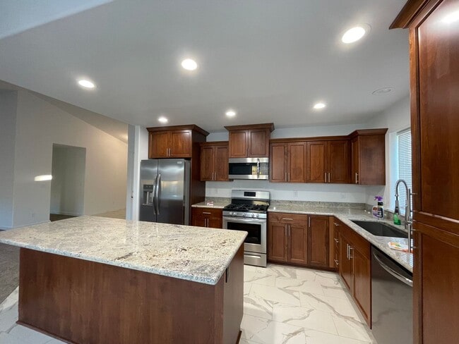 Building Photo - Newer 3 Bed 2 Bath Home In New Sutherlin D...