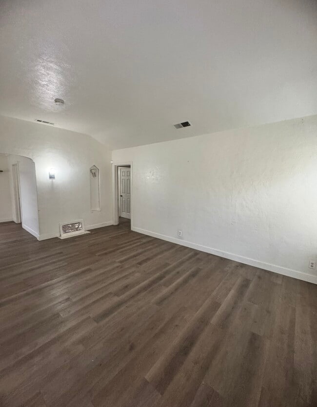 Building Photo - 1361 N Safford Ave