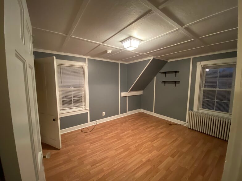 Building Photo - 331 King Philip St