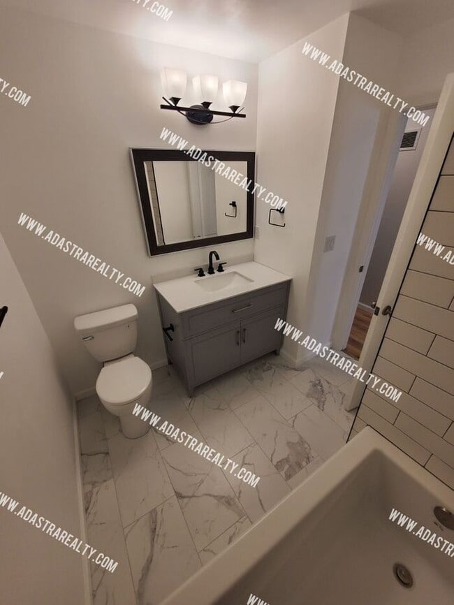 Building Photo - Absolutley Beautiful 4 Bedroom 2.5 Bath Ov...