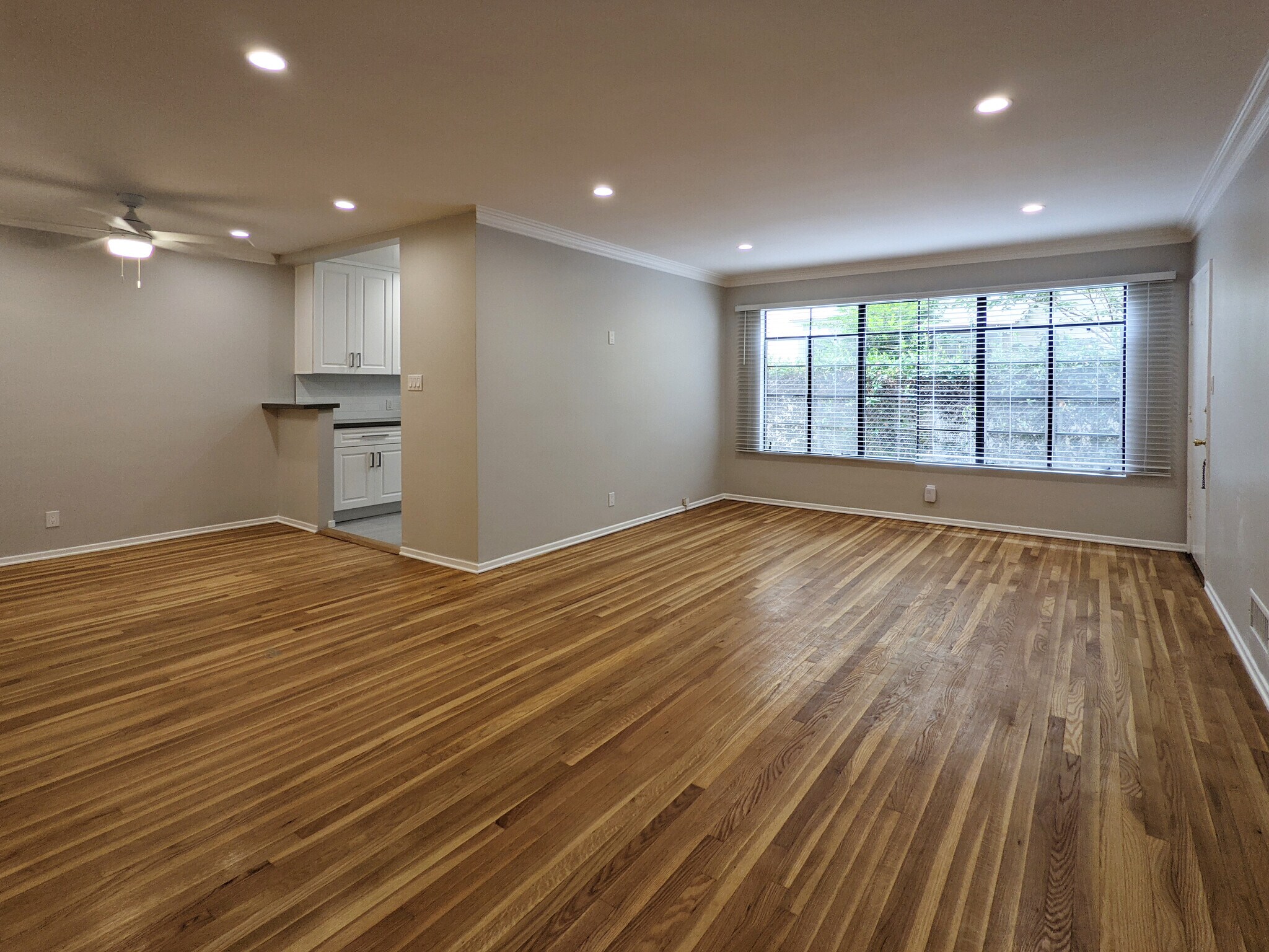 Building Photo - 458 S Oakhurst Dr