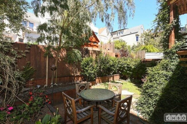 shared yard - 131 Steiner St