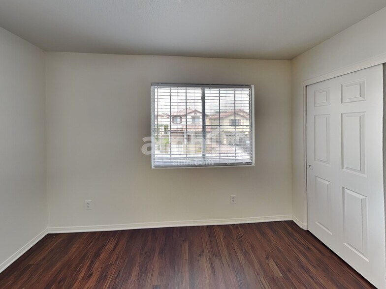 Building Photo - 6473 Karlsen Ct