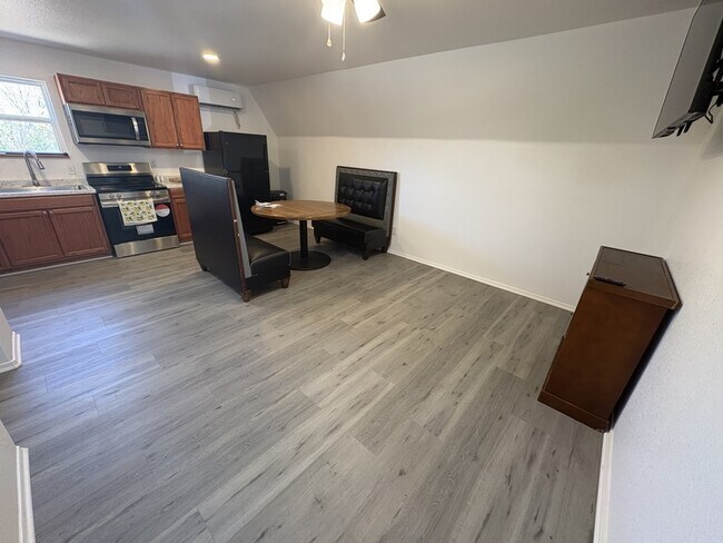 Building Photo - 285 Hermit Ln