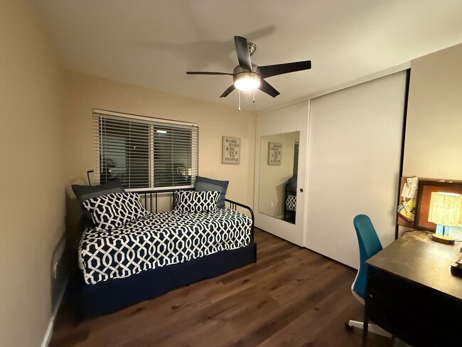 Building Photo - Beautiful 3 bedrooms corner unit condo located in Poway.