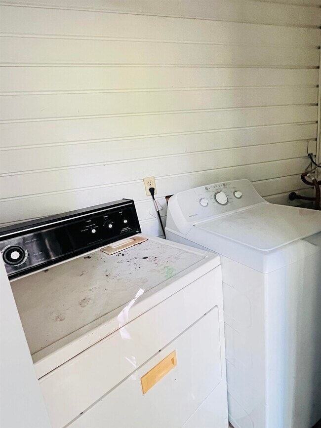 Building Photo - 581 Holyoke Ct