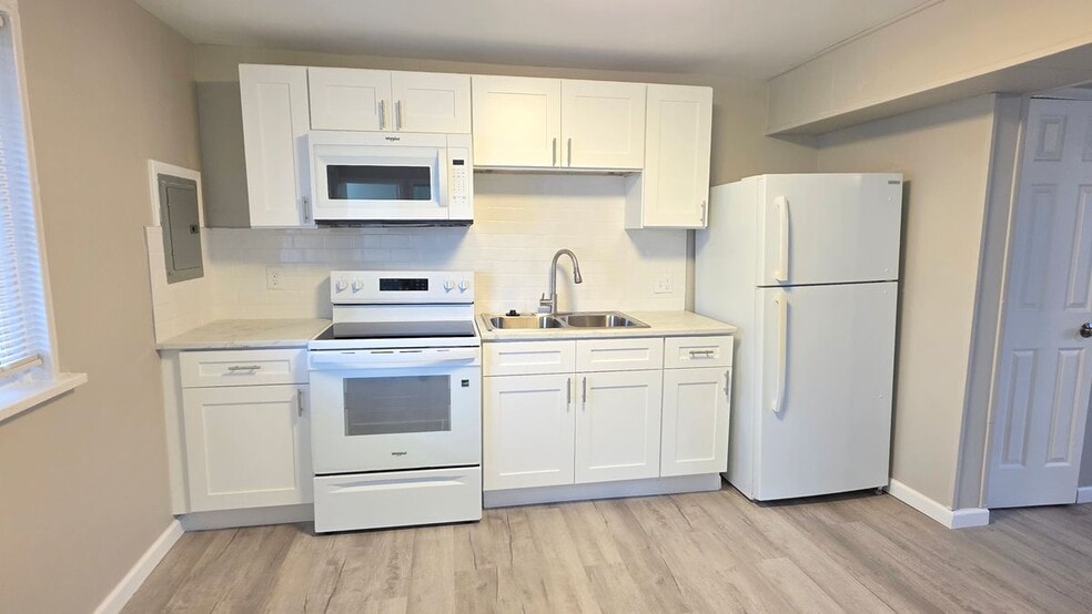 Building Photo - 33507 Berville Ct