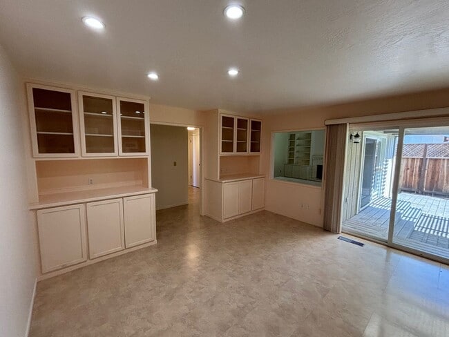 Building Photo - Single Level 3 Bedroom 2 Bathroom Bennett Valley Home with large private backyard