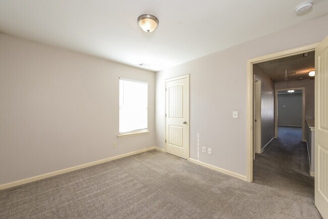 Building Photo - 466 Hill Crest Cir