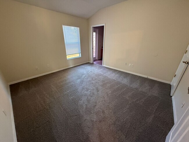 Building Photo - DELTONA: 3 bed/2 bath, Single Family Home AVAILABLE NOW!