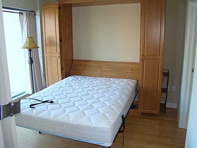 Building Photo - Gorgeous Condo in East Village!