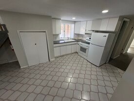 Building Photo - 10 Flowerfield Rd