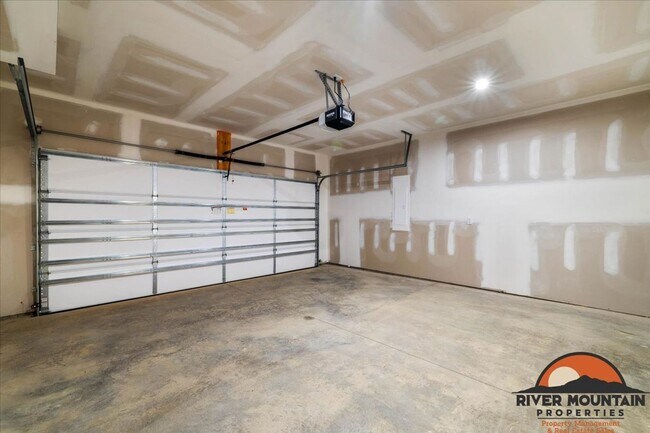 Building Photo - Spacious Townhome with Garage and Bonus Space in Blacksburg
