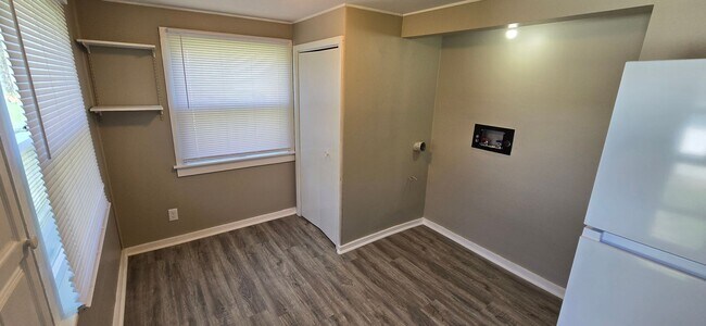 Building Photo - Freshly Updated Interior! 2 Bed 1.5 Bath Home - Alexandria IN