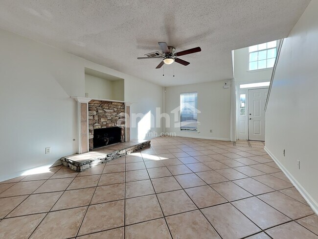 Building Photo - 5767 Lillian Bend Dr