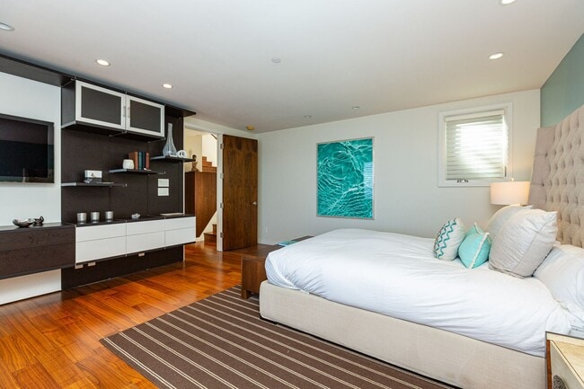 Building Photo - Luxurious Sausalito Breathtaking View Masterpiece! 4BR/3.5BA Home + 1BR/1BA Guest House! Parking!...