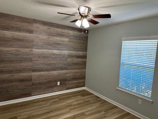 Building Photo - Spacious 4-Bedroom Home with Fantastic Ame...