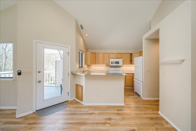 Building Photo - Elegant Condo Near the River