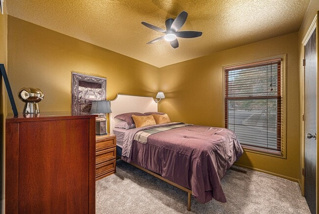Building Photo - 1401 NE Weddle Ln