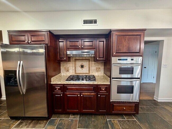 Building Photo - 4 Bedroom Beautiful Tustin Cul-De-Sac Home