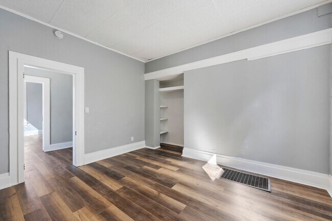 Building Photo - Modern 10-Room Downtown Gem – Ideal for Fl...
