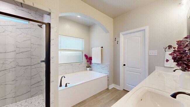 Building Photo - SOLAR PANEL 4 BEDROOM HOME  IN HERITAGE OAKS!