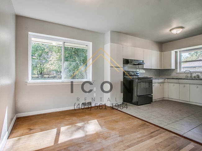 Building Photo - 832 NE 29th St