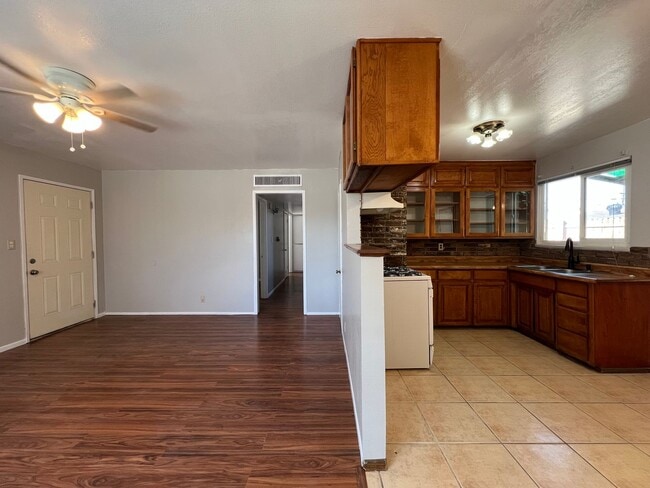 Building Photo - 3 Bedroom 2 Bathroom House Located Near Ca...