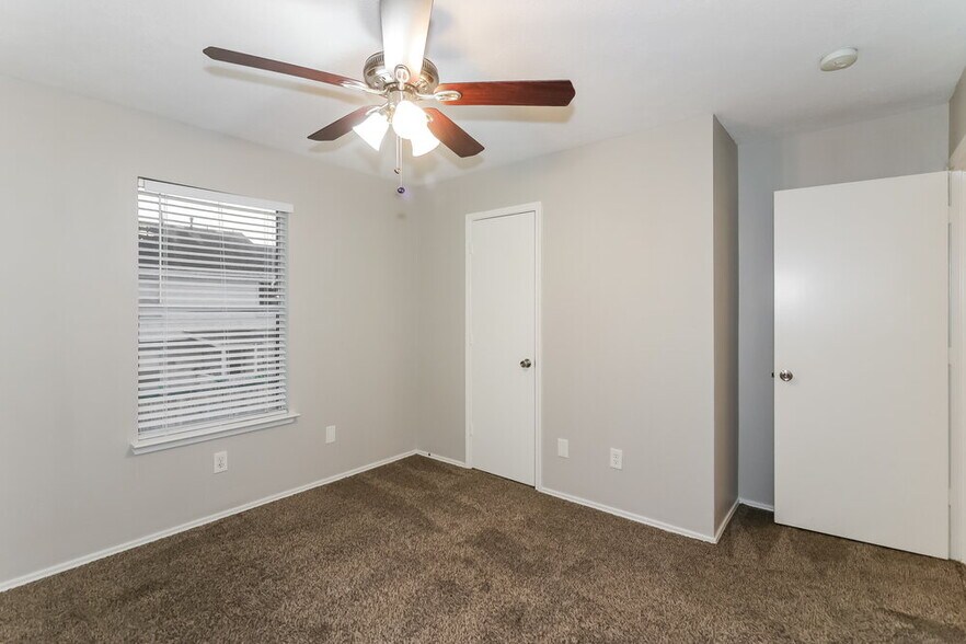 Building Photo - 11811 Sunny Stream Dr