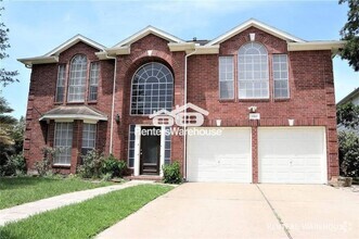 Building Photo - Stunning 4 bedroom, 2.5 bath in ideal loca...