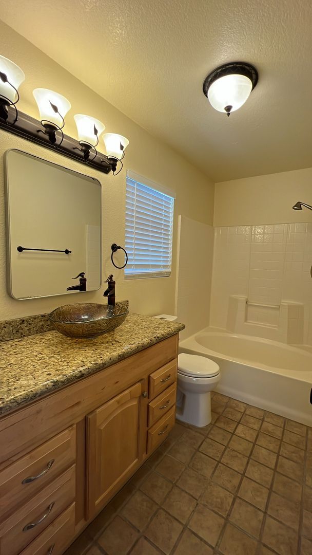 Building Photo - (APPLICATION PENDING) East Lancaster Home