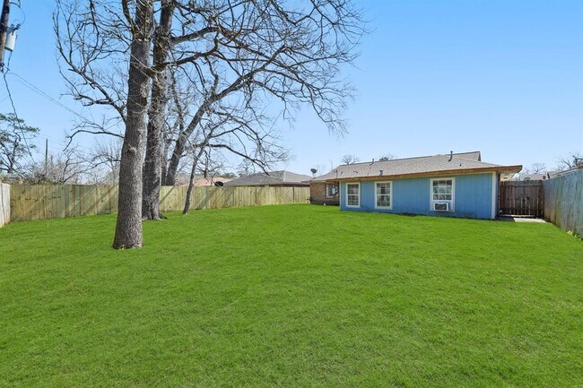 Building Photo - 9315 Laura Koppe Rd