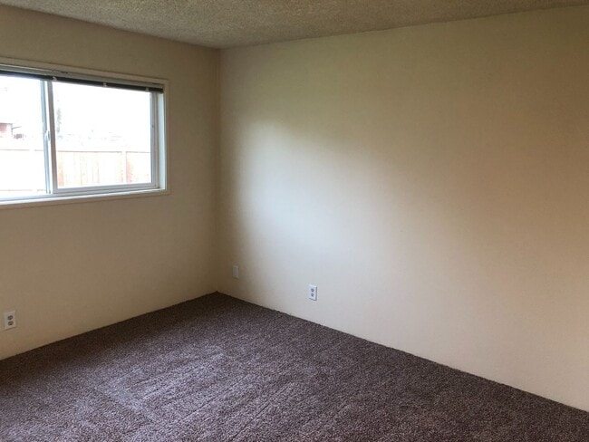 Building Photo - NW Eugene home in cul-de-sac with large yard!