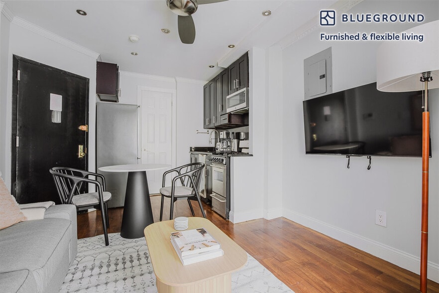 Building Photo - 437 W 53rd St