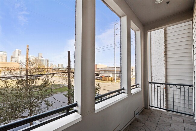 Building Photo - 1005 St Charles St