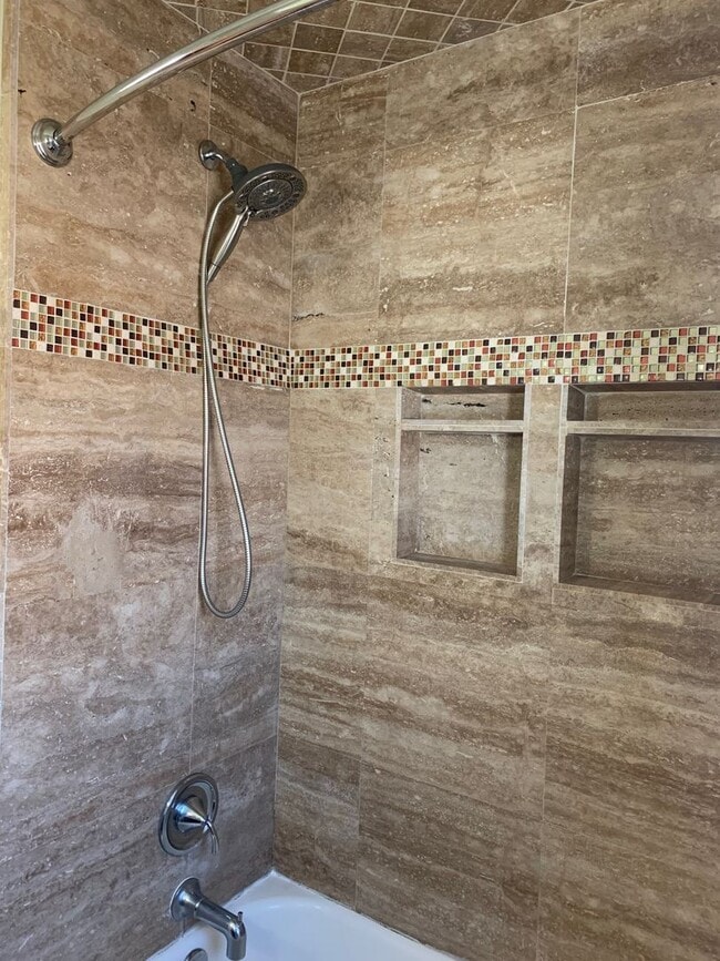 Building Photo - STUNNING 4 bd. 2 bath Executive Sunnyside ...
