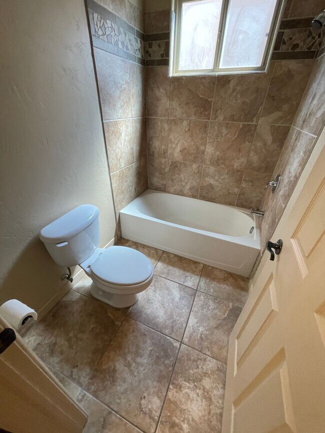 Building Photo - Charming 3 Bedroom, 2 Bath, 2 Car Garage Home - Available Now!