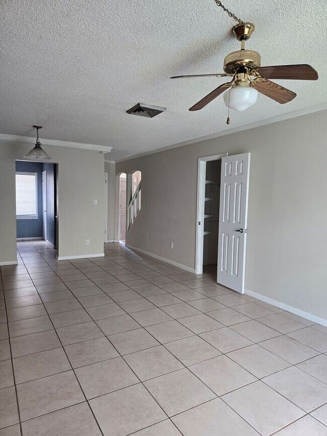 Building Photo - 2 bedroom Townhome off Pensacola Available